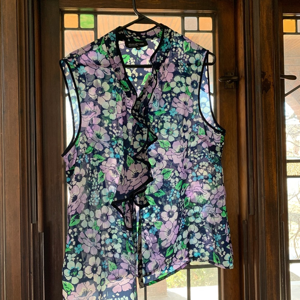Ruffled button up top, perfect for work!